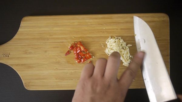 大蒜、辣椒切碎，蛤蜊吐沙清洗