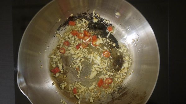 平底鍋加橄欖油後放入大蒜炒出香味後在加入辣椒翻炒