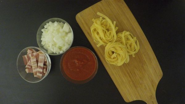 培根切段，洋蔥切碎備用