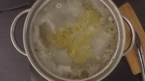 取鍋加水，煮滾後加入些許鹽跟義大利鳥巢麵