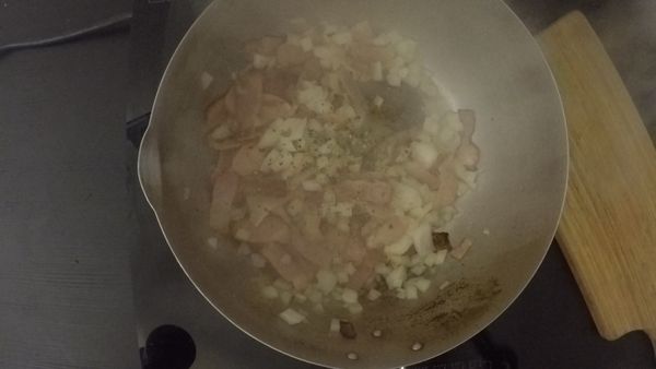 平底鍋加橄欖油後放入培根煎出香味後在加入洋蔥翻炒到洋蔥軟化