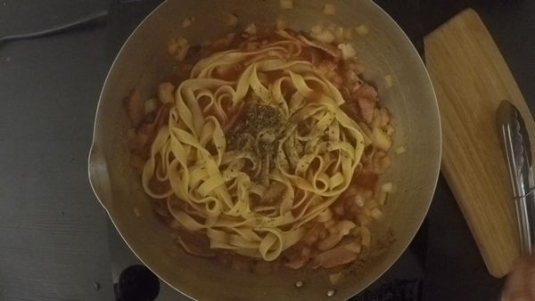 在放入已煮好的義大利鳥巢麵、些許黑胡椒做稍微攪拌