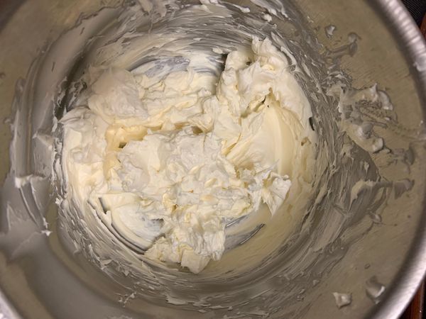 將奶油乳酪室溫軟化30分鐘，倒入容器中打軟來。