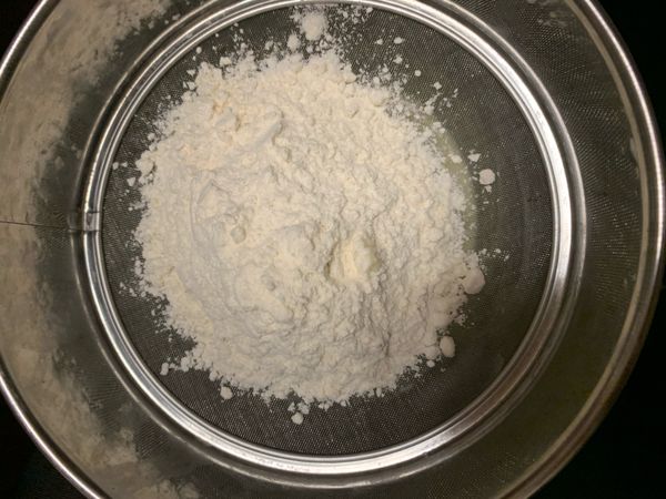 加入麵粉，記得要過篩！