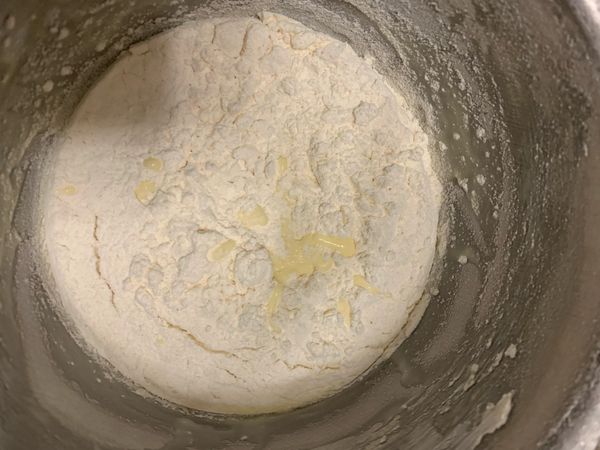 將麵粉攪拌均勻