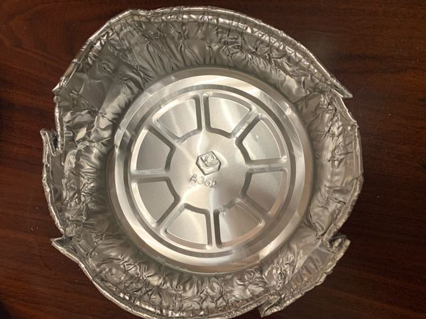 倒入事先準備好的容器。
可以自己調整自己喜歡的形狀。
切記要準備放得進氣炸鍋裡的大小唷！