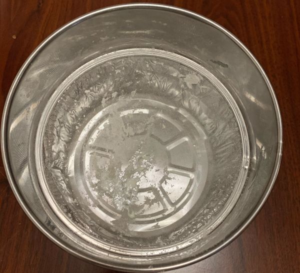 準備篩網，將麵糊過篩。
可以讓整個麵糊更加細緻滑順。