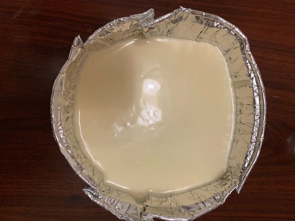 平放桌面，在桌面上摔這個容器3下。
讓容器內的空氣被被拍出。