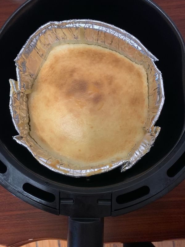 放在氣炸鍋裡悶20分鐘。
取出放涼，冰至冰箱4個小時冷藏。