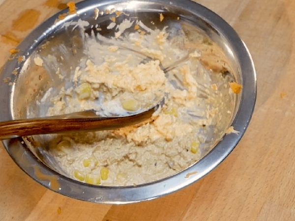 首先將紅蘿蔔磨成泥。
接著將磨成泥後的紅蘿蔔擰乾水分。
最後將所有的調味料與紅蘿蔔泥混合在一起。