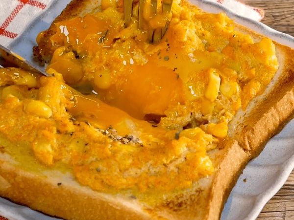 放入烤箱烤的表面金黃色就完成了，享用的時候撒點黑胡椒粉更棒！