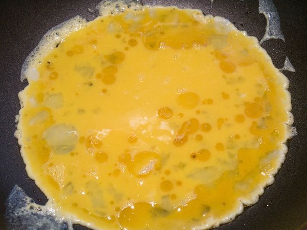 首先將蛋液材料混合。
番茄切塊狀，備用。
在平底鍋中倒入香油及蛋液，翻炒至半熟。
蛋半熟後熄火先取出裝盤。