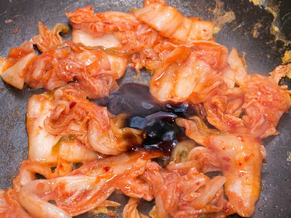 接著同一個平底鍋加入韓式泡菜及蠔油，翻炒至水份揮發。