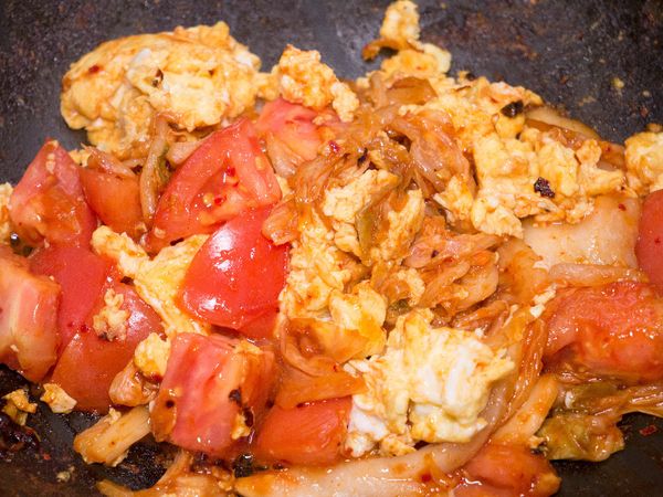 最後放入番茄及剛剛炒好的蛋，拌勻加熱好後就完成了。