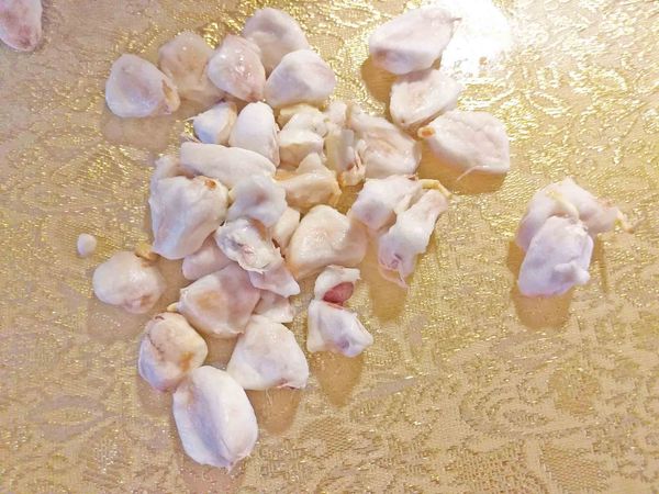 取出裡面的籽和囊。