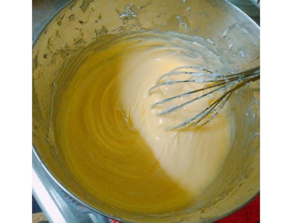 雞蛋分別加入，先加一顆，攪拌均勻後再依序把第二顆雞蛋跟蛋黃加入，攪拌均勻後，再加入鮮奶油再次攪拌，之後就把過篩的低筋麵粉加入，攪拌至無顆粒