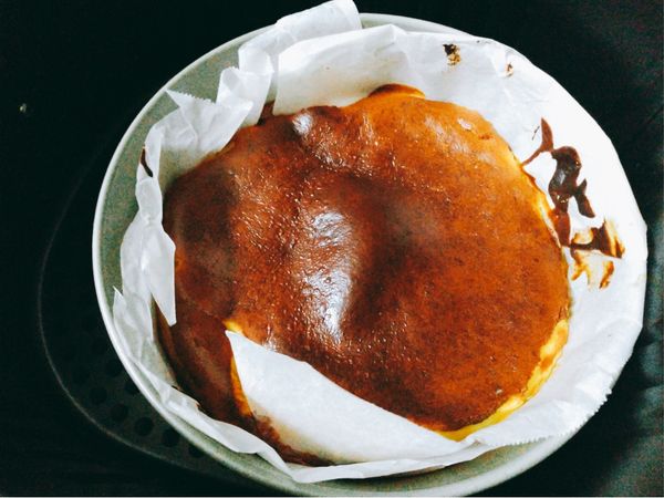 出爐就是這樣喔！就可以擺盤啦~美味的巴斯克蛋糕就完成了♥