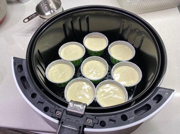 蛋黃糊：
將芥花油加鮮奶加蛋黃一起攪拌均勻，加入過篩的低筋麵粉拌勻。
蛋白糊：
蛋白加上砂糖打到濕性發泡，加入過篩的玉米粉拌勻。
蛋黃糊和蛋白糊拌勻就完成了，倒入杯子模大約7分滿
氣炸鍋90度預熱2分鐘
90度-15分
110度15分
120度10分
130度10分
140度10分