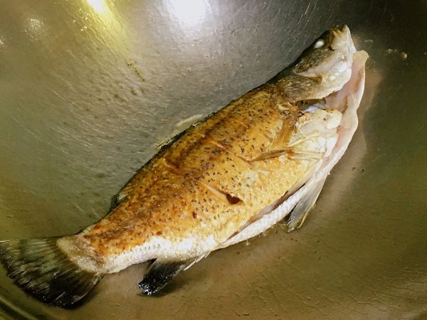 煎至二面金黃色後取出備用。如果是拜拜後現成的煎魚，即可跳過步驟1、2，直接從步驟3開始哦!