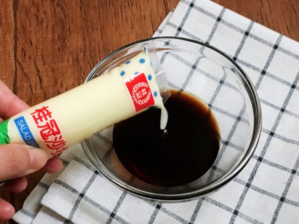 將沙拉醬與其他調味料拌勻後入鍋。
