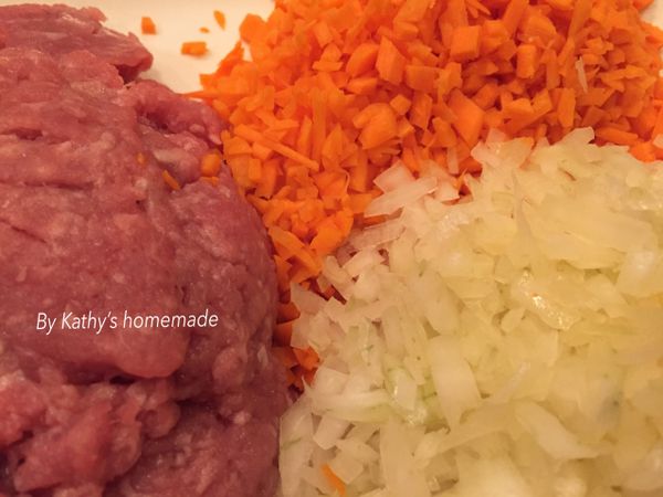 洋蔥切碎，胡蘿蔔削皮、切碎，太白粉與咖哩粉調和。