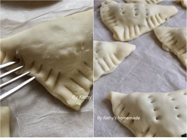 酥餃邊壓實，以叉子壓扁、表面刺洞。