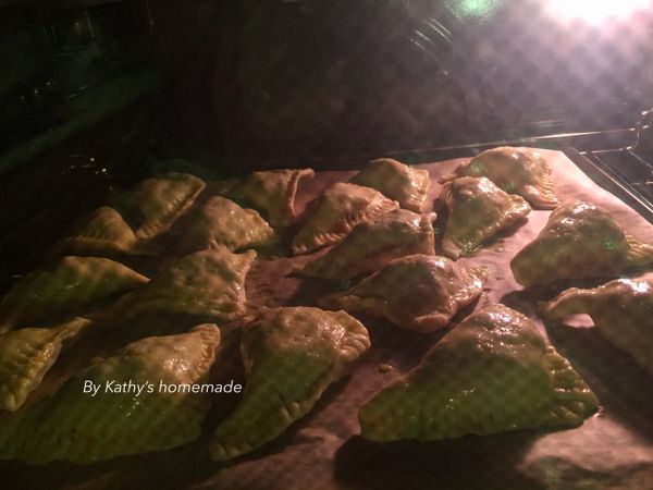 放進預熱好的烤箱烤，烘烤約18-20分鐘即可。