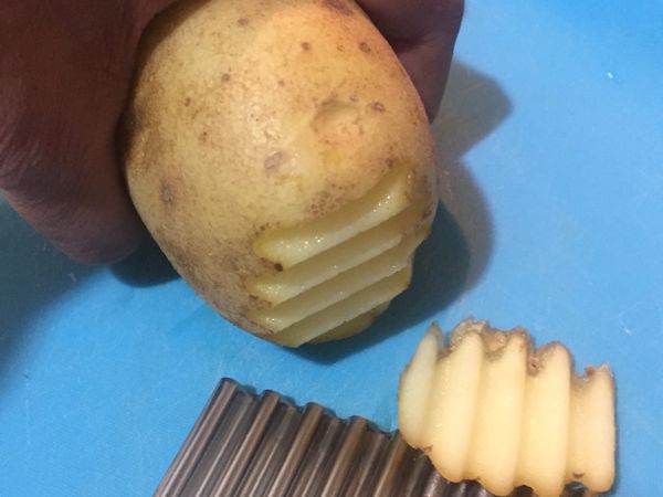 每切一片將馬鈴薯旋轉90度