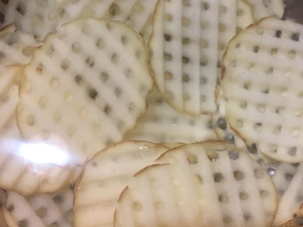 清洗表面至水清澈，加少許醋泡5分鐘