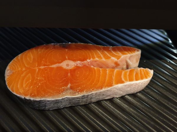 好市多鮭魚雙面以少許塩醃約20分鐘。