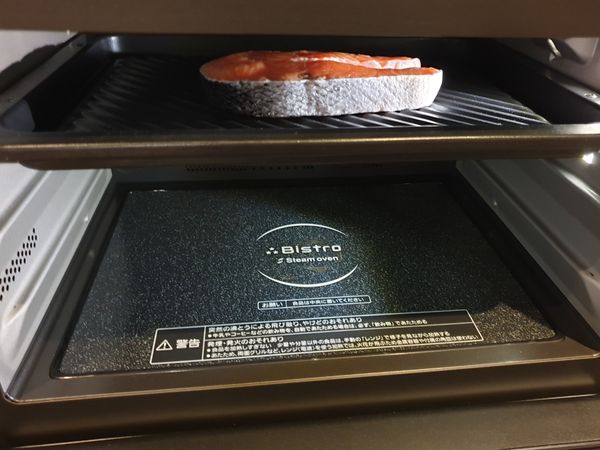 醃好的鮭魚片直接放在斜紋烤盤上，烤盤放在最上層。