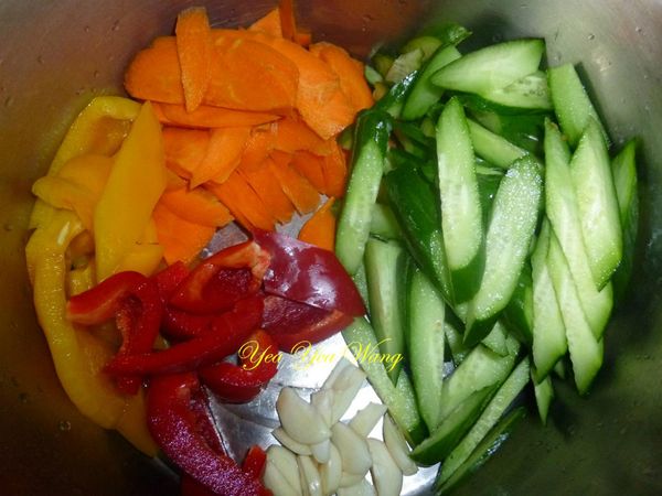 將紅黃椒.小黃瓜.紅蘿蔔各自切片後醃上糖及鹽