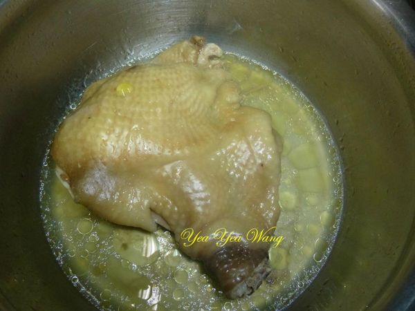 腿肉加3/4茶匙鹽以電鍋蒸熟待涼後