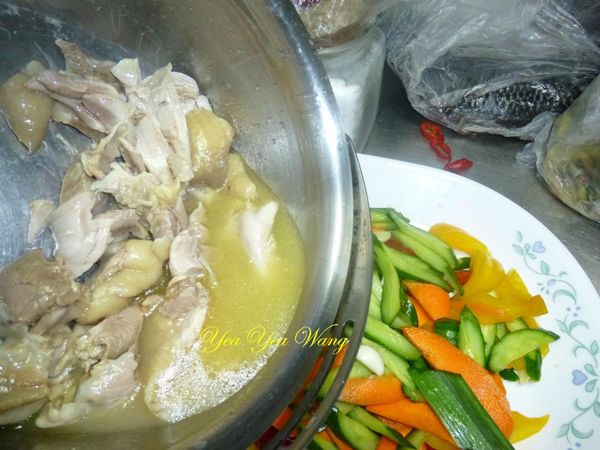 拔絲塊放在醃好的涼拌菜上即可