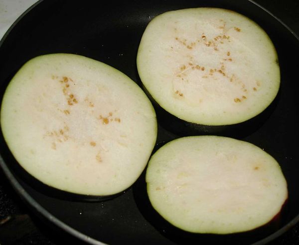 熱鍋倒入橄欖油，將圓茄微煎一下即可...