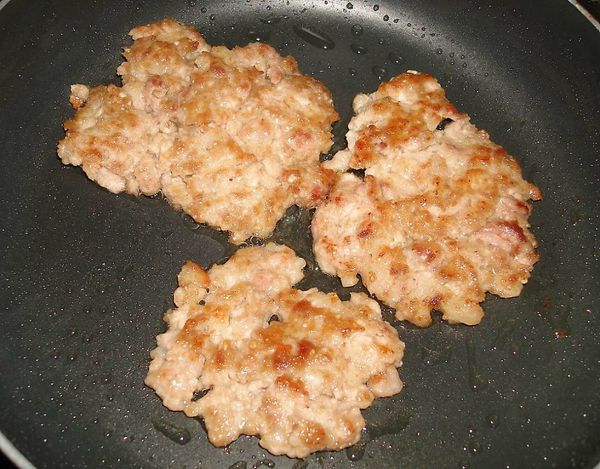 將絞肉加入[醃料]放置10分鐘即可，熱鍋倒入橄欖油，放入絞肉煎至金黃備用...