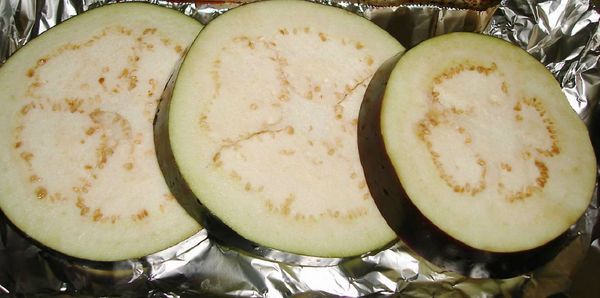 將圓茄放入烤箱烤至熟成備用...