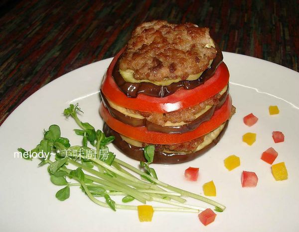 最後將圓茄、番茄、肉排盛盤後，擺飾一下就完成囉~
(ps:要吃的時候，撒點黑胡椒即可)