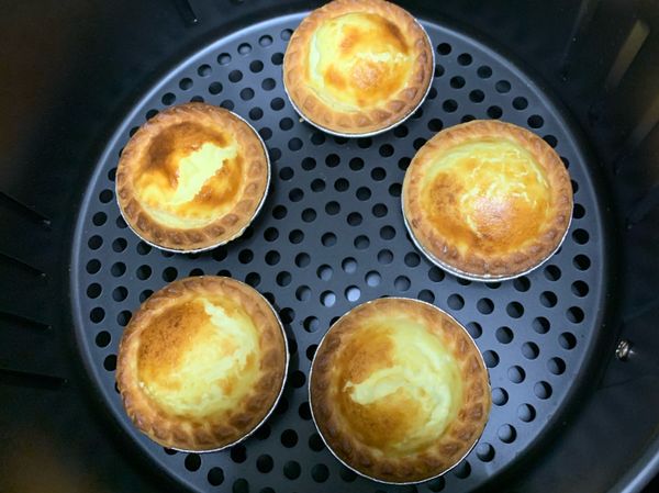 1.先打雞蛋～千萬不要有大氣泡出現哦
2.加入砂糖攪拌
3.倒入牛奶、鮮奶油，會邊倒邊攪拌
4.都攪拌均勻後過篩兩次
5.倒入蛋撻皮內，送進氣炸鍋

溫度180/時間10分鐘

剛出來會膨脹是正常哦
一下子就會消掉了～