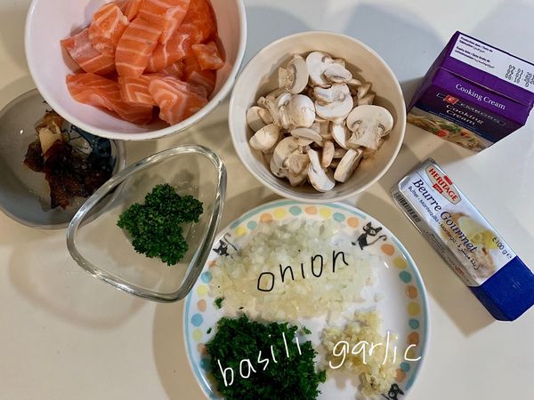 備料🐱

1.洋蔥切末、大蒜切末、洋菇切片
2.鮭魚去皮（鮭魚皮煎焦脆），鮭魚切塊狀
2.巴西里切末，留兩三顆巴西里（擺盤用）
4.煮麵條，煮麵水加4瓢鹽，煮麵水請留著（麵煮約7分鐘，純建議）