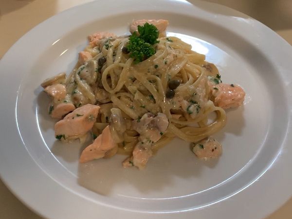 擺盤time🐱

1.把e大lit麵捲好置中
2.鮭魚圍繞麵麵
3.中心點放上完美巴西里
4.撒上酸豆（增加風味）
5.撒上鮭魚脆皮

大功告成🥰