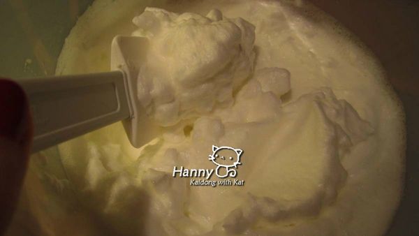 蛋白與蛋黃分離，蛋白用攪拌器打至硬性發泡，硬性發泡狀態則是空氣充分與蛋白混合後蛋白變成泡沫般可以簡易塑行。