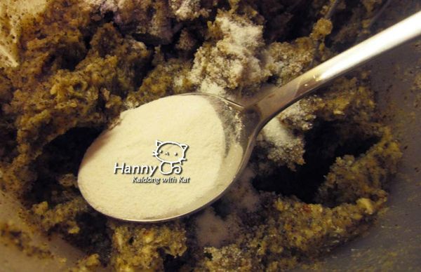 無鹽奶油、糖、蛋白，均勻攪拌後再加入堅果粉（杏仁、肉桂、可可粉）、麵粉、一湯匙烤粉（如圖）繼續繳拌。烤箱１８０度預熱，烤模圖上一層薄薄的無鹽奶油和麵粉（此步驟有助蛋糕烤完脫模）。將準備好的蛋糕在烤箱中以１８０度上下加熱模式烤４５分鐘。