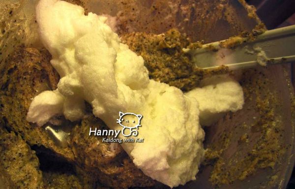 烤完的蛋糕放涼，此時可以開始準備白巧克力裝飾。白巧克力以隔水加熱融化，加入兩湯匙的植物油(建議玉米油或花生油...橄欖油比較不適合，會搶味道)油會讓巧克力的光澤度增加。

把融化的巧克力糊輕輕均勻塗抹在蛋糕表面，再適時灑上微煎過的堅果與裝飾小物～好吃的堅果蛋糕就完成啦！