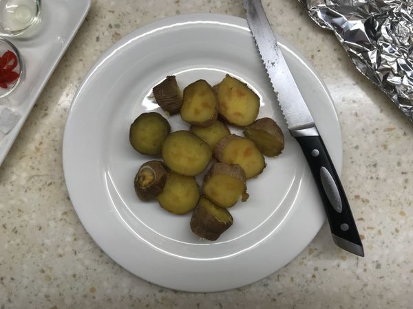 把加熱過的現成烤地瓜切成容易入口的大小。