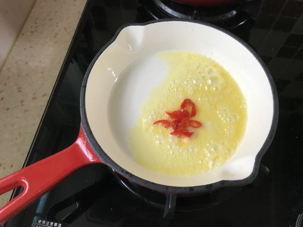 熱鍋用最小火融化奶油、加入辣椒碎，煮個10秒鐘。