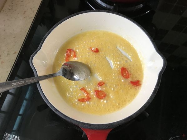 邊攪拌邊加熱，煮到變有點深金黃色就可以熄火。