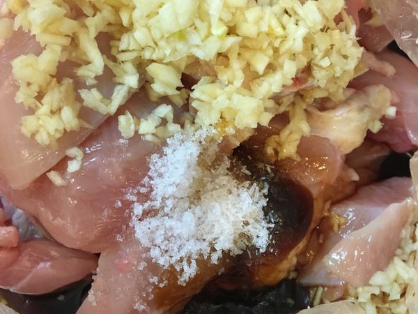 一副切小塊的雞胸肉
➕薑末、蒜末各1小匙
➕醬油、醬油膏各1.5大匙
➕鹽1小匙。用手抓勻