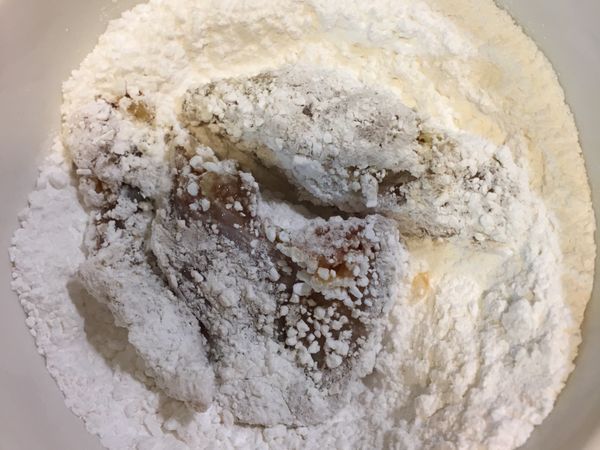 雞胸肉均勻的沾上地瓜粉⋯⋯