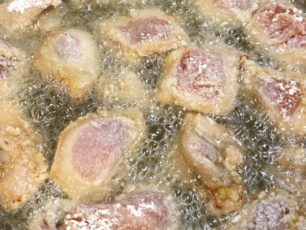 沾上地瓜粉的雞胸肉馬上放進熱油鍋裡炸⋯
肉剛放進熱油鍋裡時，不要急著翻面，也不要移動，讓地瓜粉定型一下再翻面。
一開始中小火把肉先炸熟，起鍋前再轉中大火炸到金黃色後撈起⋯
九層塔在起鍋前一起下鍋炸一下（九層塔提早洗好放乾，炸的時候才不會水份油爆。）